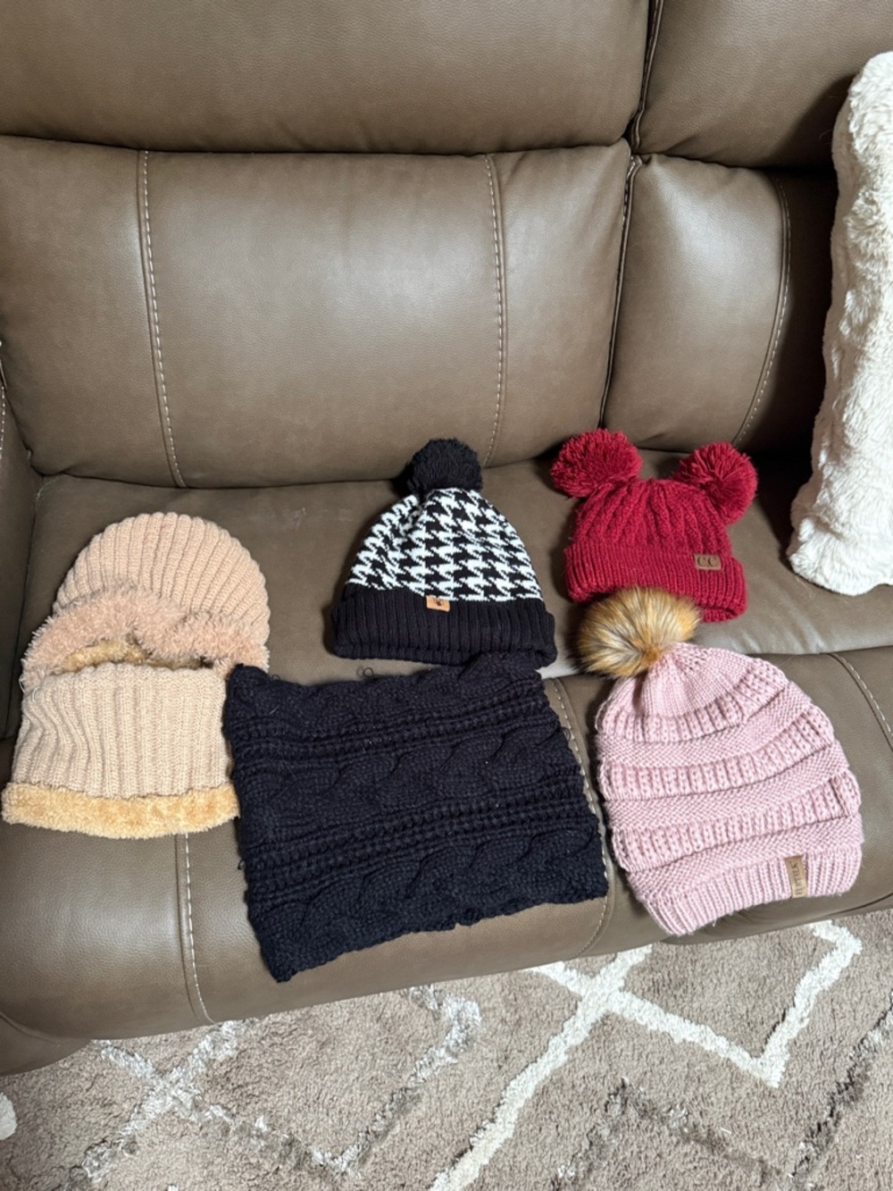 Women’s Winter Pom Beanie - Pink, Red, Black, Beige (Unknown Brand)